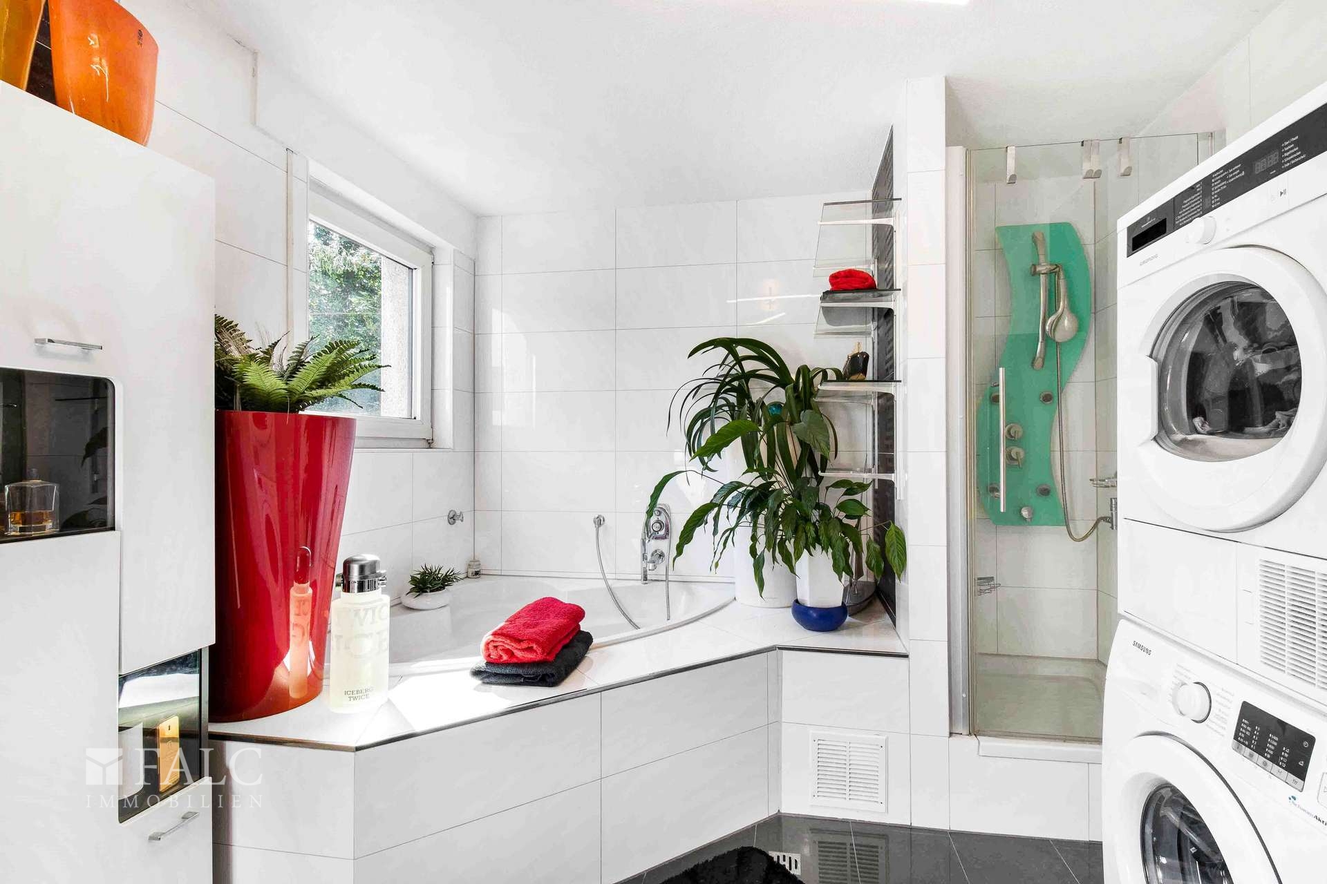 Badezimmer mit Dusche und Wanne